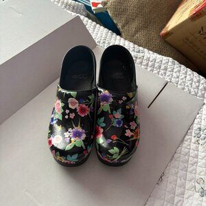 Dansko Professional Garden Patent Leather Clogs – Women’s Size 38 (US 7.5–8)